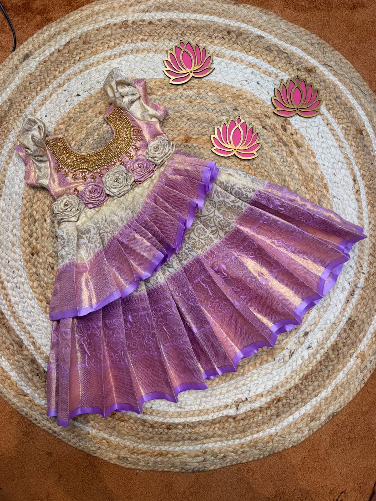 (SB586) Vairam in Criss Cross Double Frills Pattern